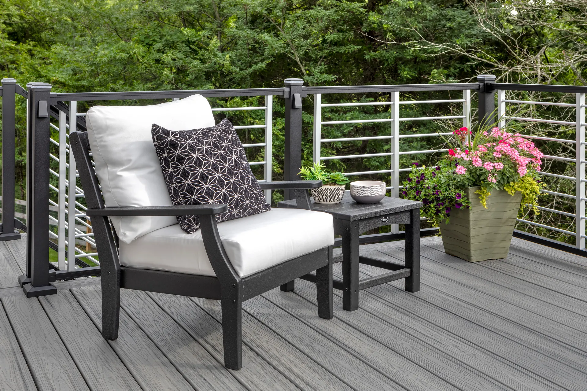 10 Stunning Metal Deck Railing Ideas for a Modern Outdoor Space - Image 2