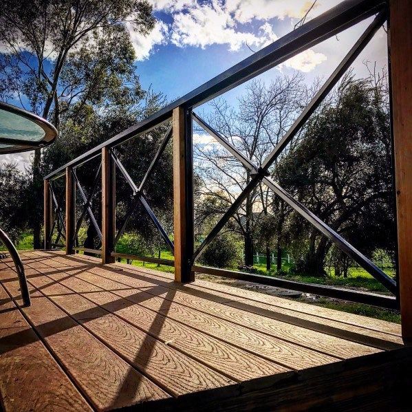 10 Stunning Metal Deck Railing Ideas for a Modern Outdoor Space - Image 3
